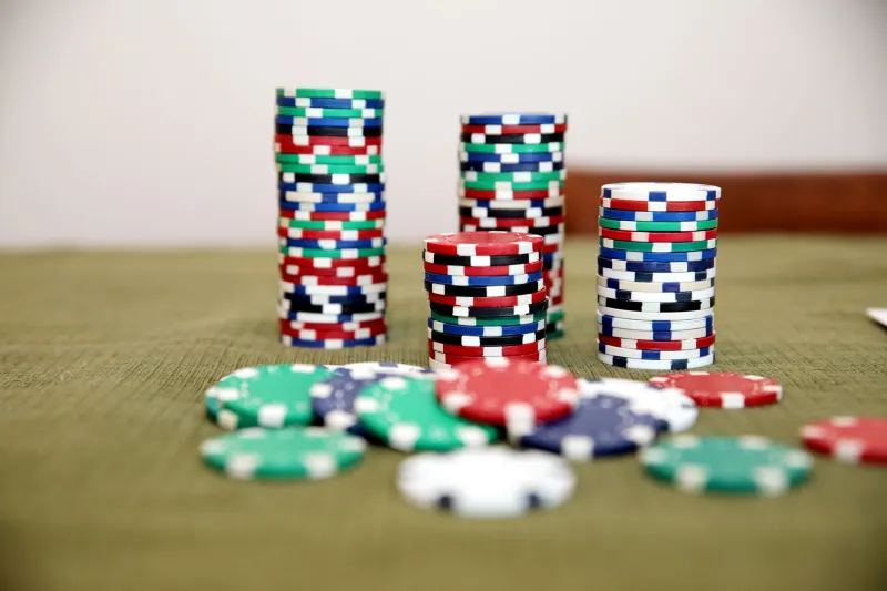 Small Stack, Big Brain: How Your Starting Bankroll Rewires Every Decision You Make at the Casino